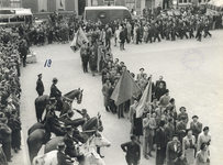 833095 Afbeelding van de aankomst van leden en reünisten van de studentenvereniging Veritas op het Domplein te Utrecht, ...